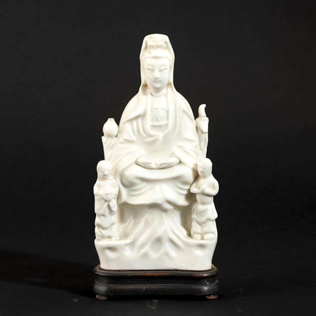 Figura di Guanyin seduta sul trono in porcellana Blanc de Chine, Cina