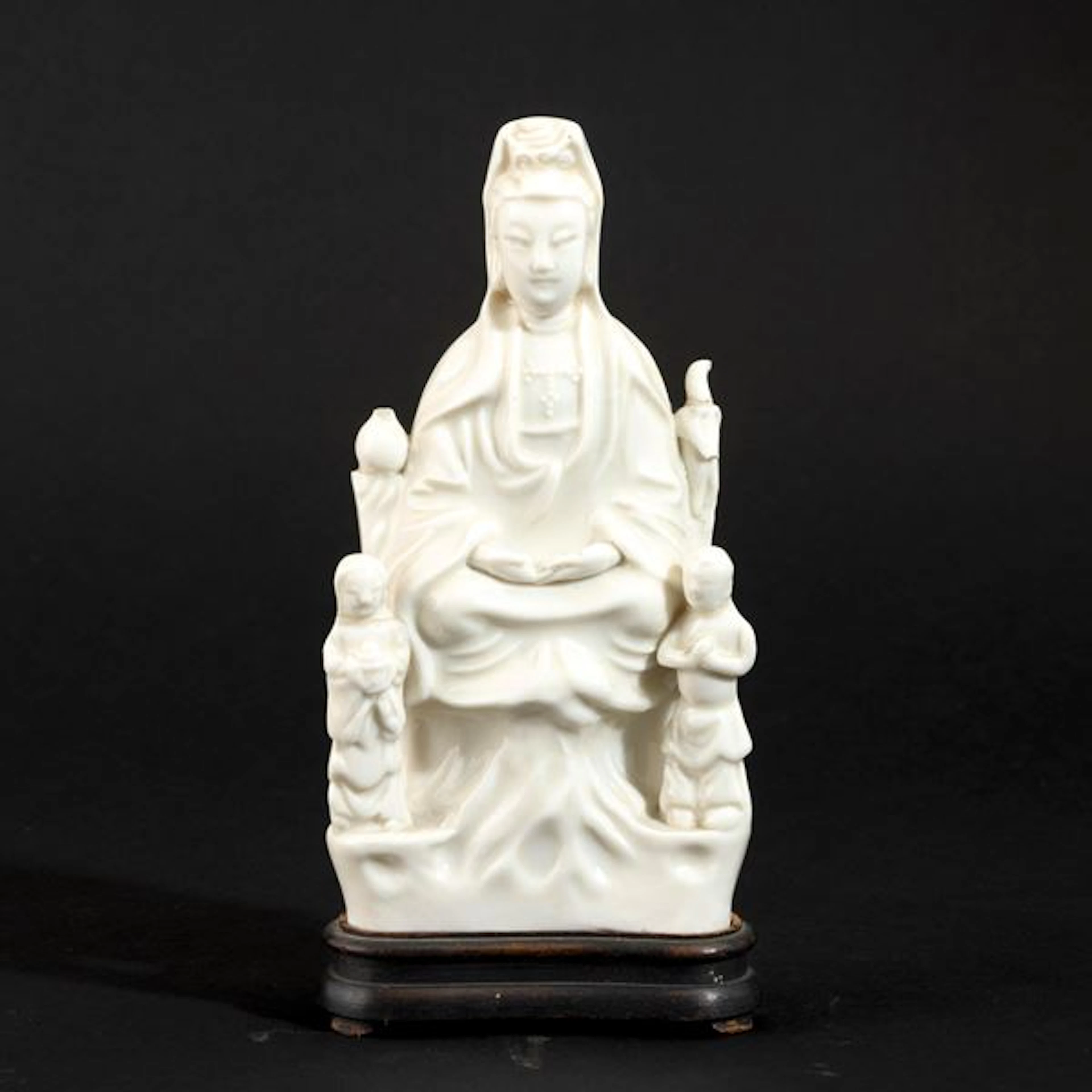 Figura di Guanyin seduta sul trono in porcellana Blanc de Chine, Cina