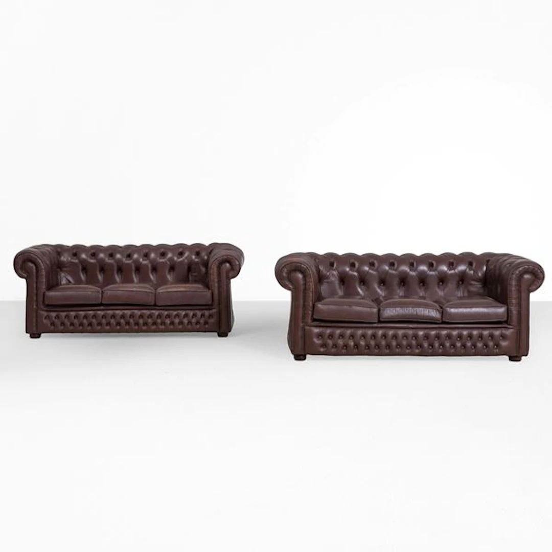 Coppia di divani modello "Chesterfield". XX secolo