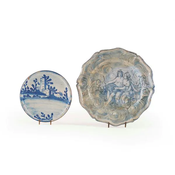 Due piatti maiolica diversi