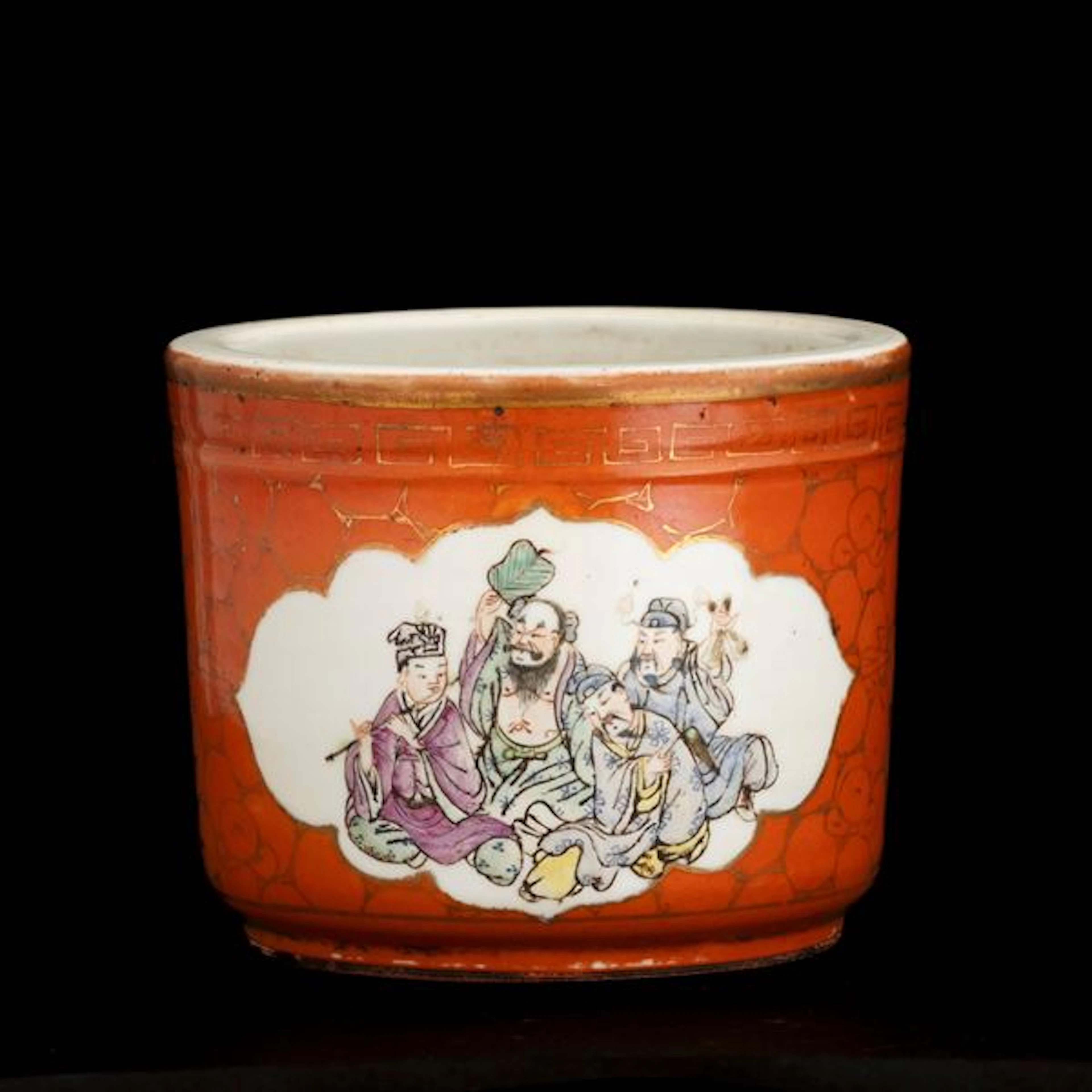 Vaso in porcellana a fondo corallo e dettagli dorati, raffigurante