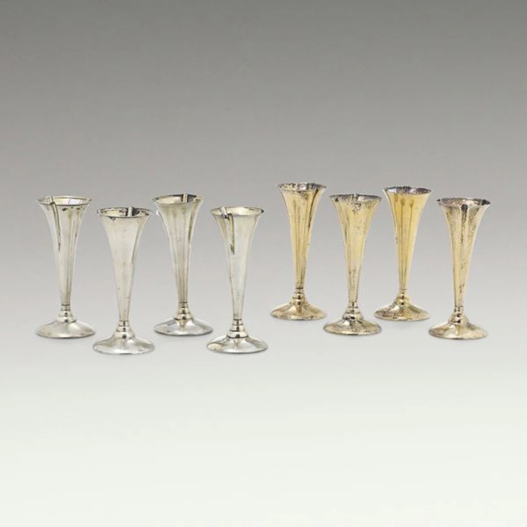 Otto segnaposto a forma di vaso. Argenteria italiana del XX secolo.