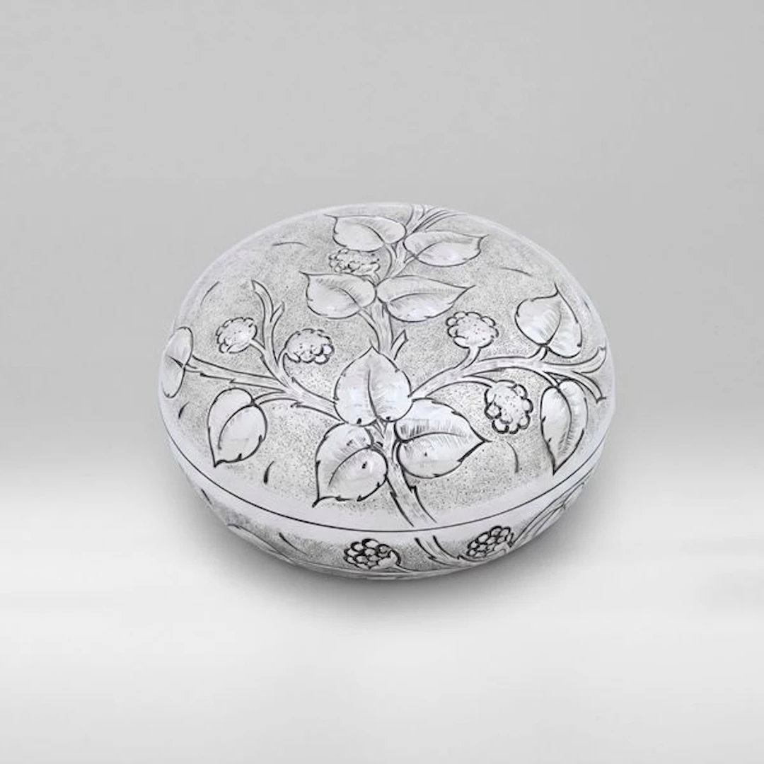 Scatola tonda con decoro floreale. Argenteria italiana del XX-XXI secolo.