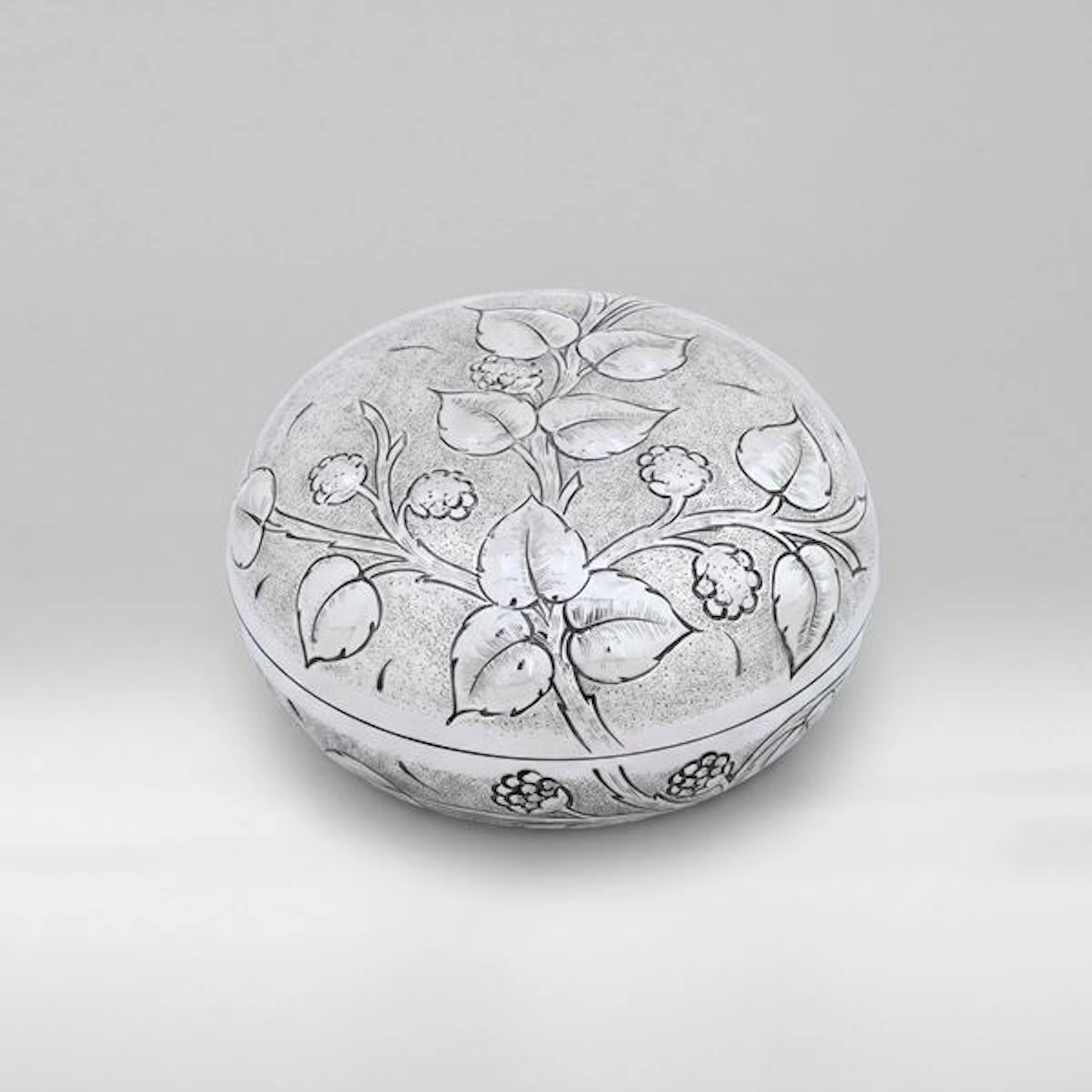 Scatola tonda con decoro floreale. Argenteria italiana del XX-XXI secolo.