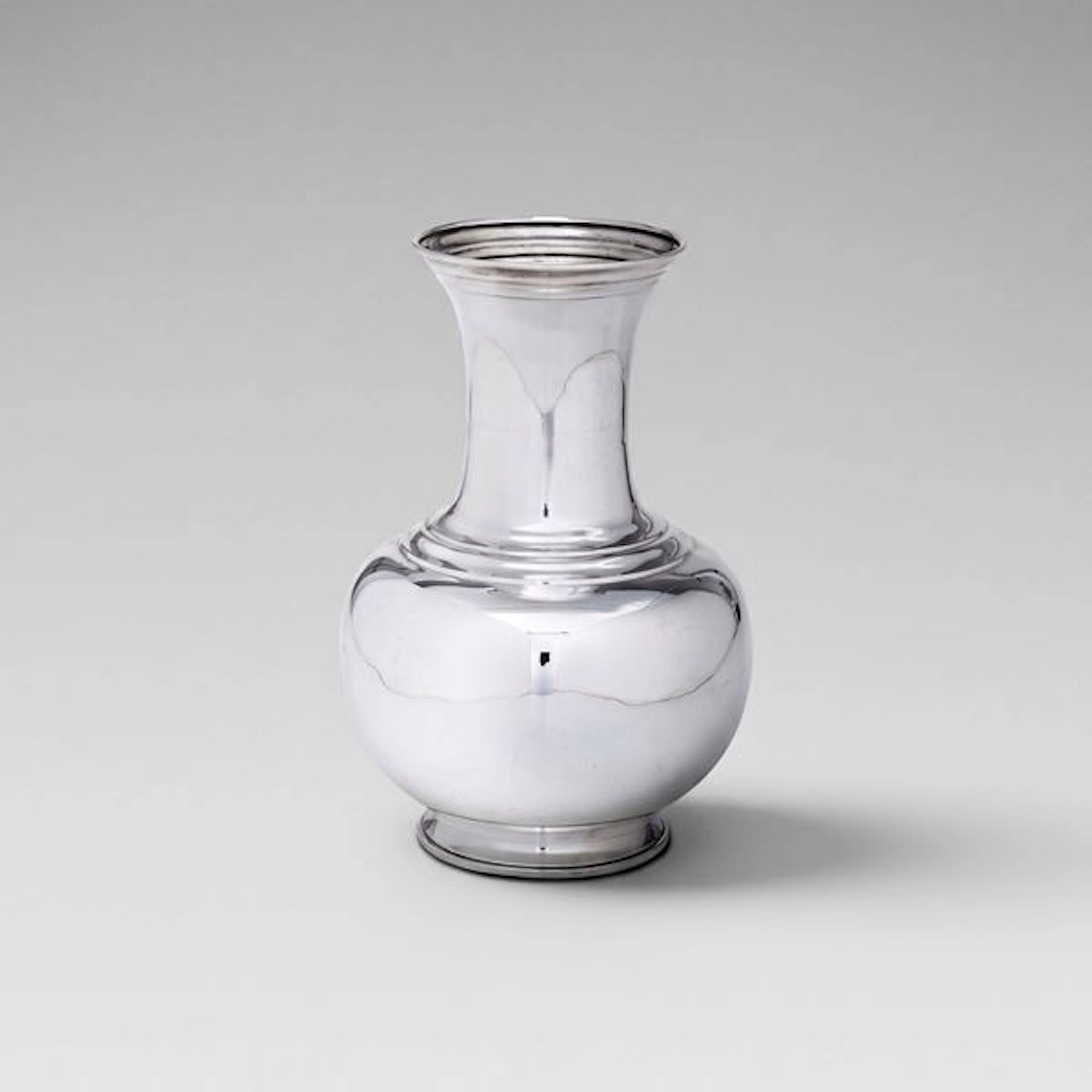 Vaso ad anfora. Argenteria artistica milanese del XX-XXI secolo. Argentiere