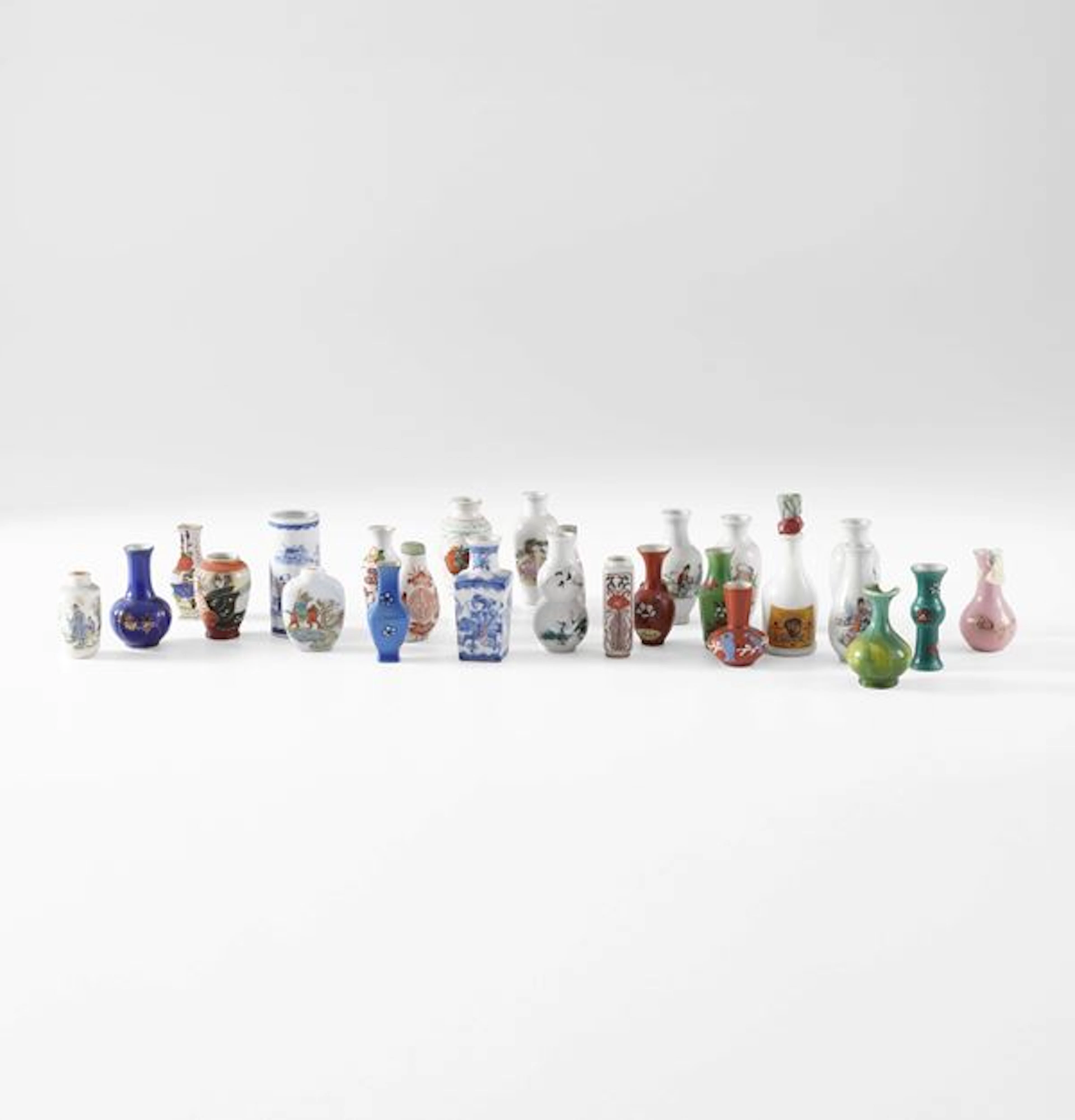 Lotto composto da piccoli vasi e snuff bottles in porcellana con raffigurazioni