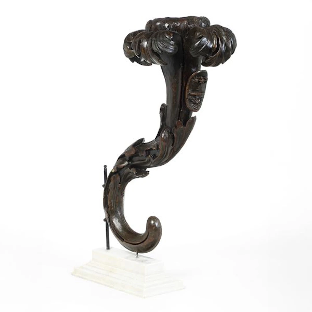 Cornucopia in legno intagliato con stemma. XVIII secolo