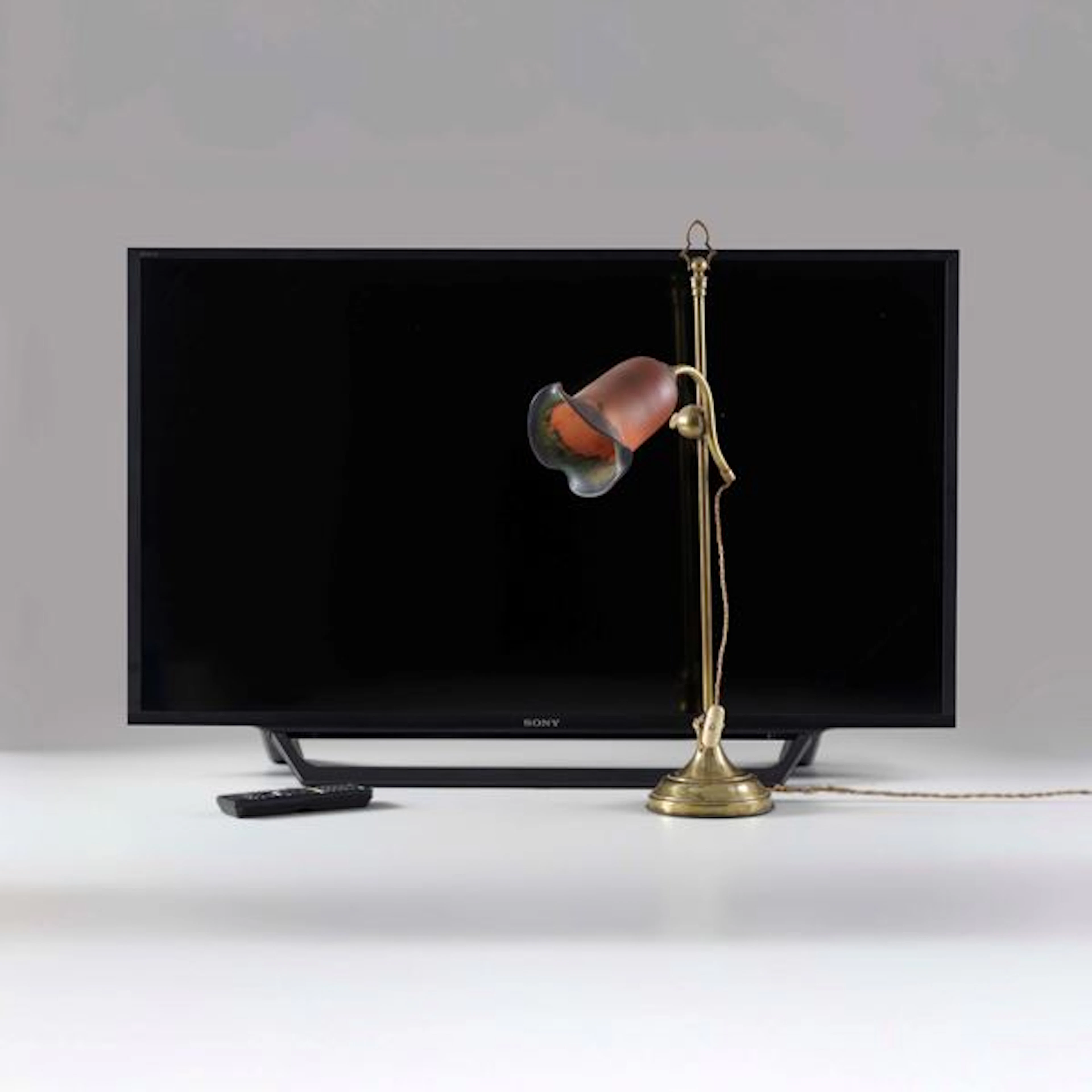 Una lampada da tavolo e un televisore Sony