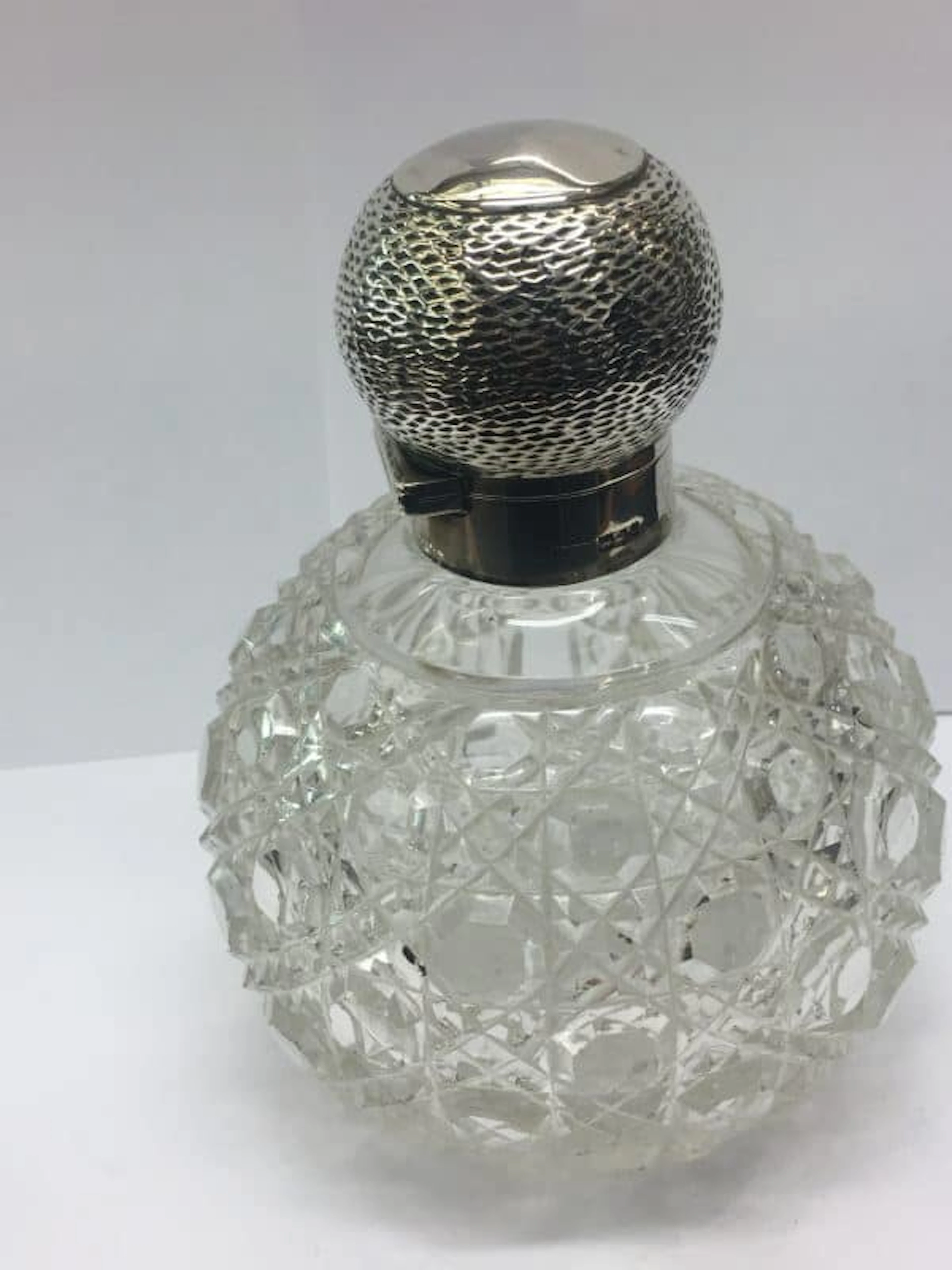 SILVER TOPPED ANTIQUE CUT GLASS SCENT/PERFUME BOTTLE WITH STOPPER c.1909