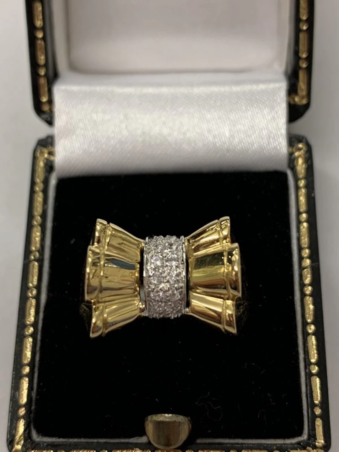 BOW RING YELLOW 18CT GOLD DIAMOND SET CENTRE 1950s Vintage