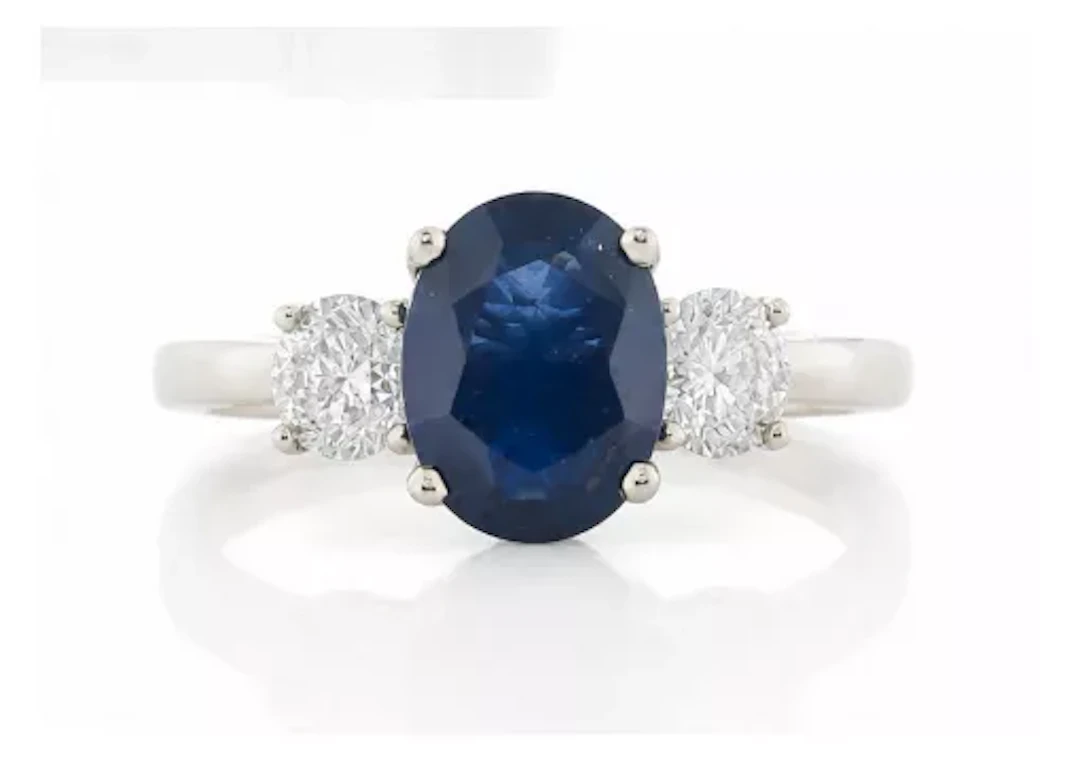 18ct Yellow Gold Three Stone Oval Cut Diamond And Sapphire Ring (S2.16)