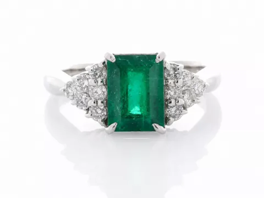 Platinum Ladies Dress Diamond And Emerald Ring (E1.67) 0.37 Carats