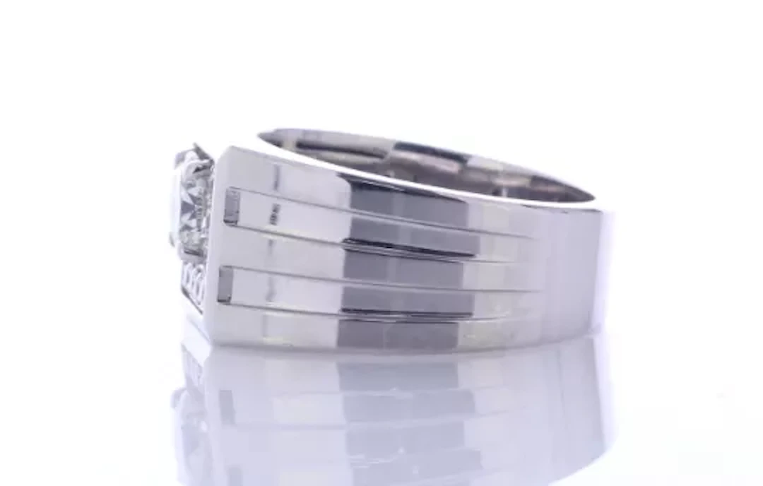 18ct White Gold Gents Signet Ring 1.07 Carats
