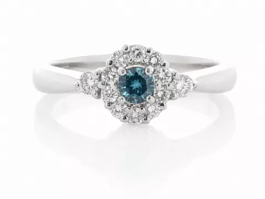 Platinum Round Cluster Claw Set Diamond Ring (D0.17) 0.47 Carats