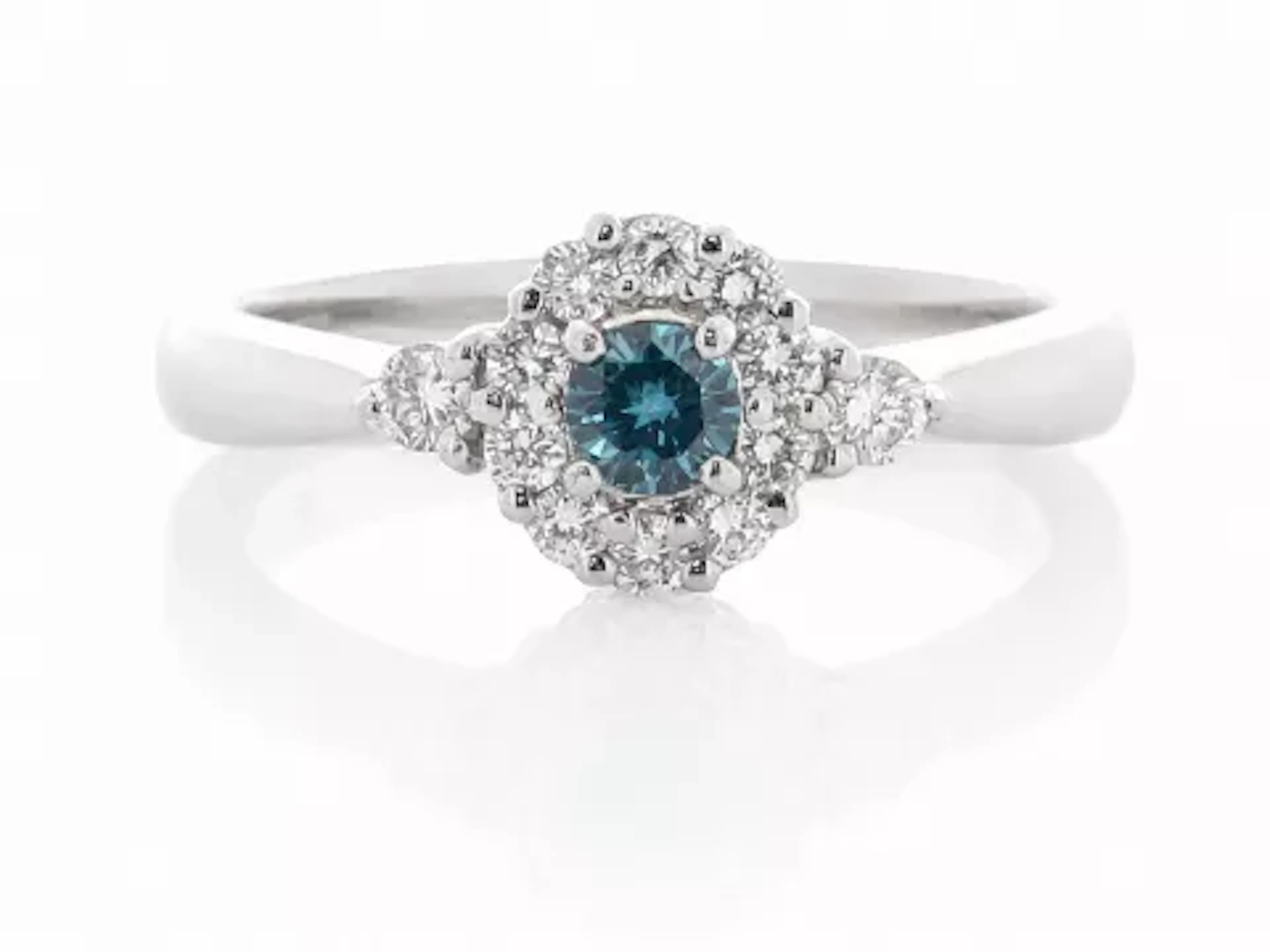 Platinum Round Cluster Claw Set Diamond Ring (D0.17) 0.47 Carats