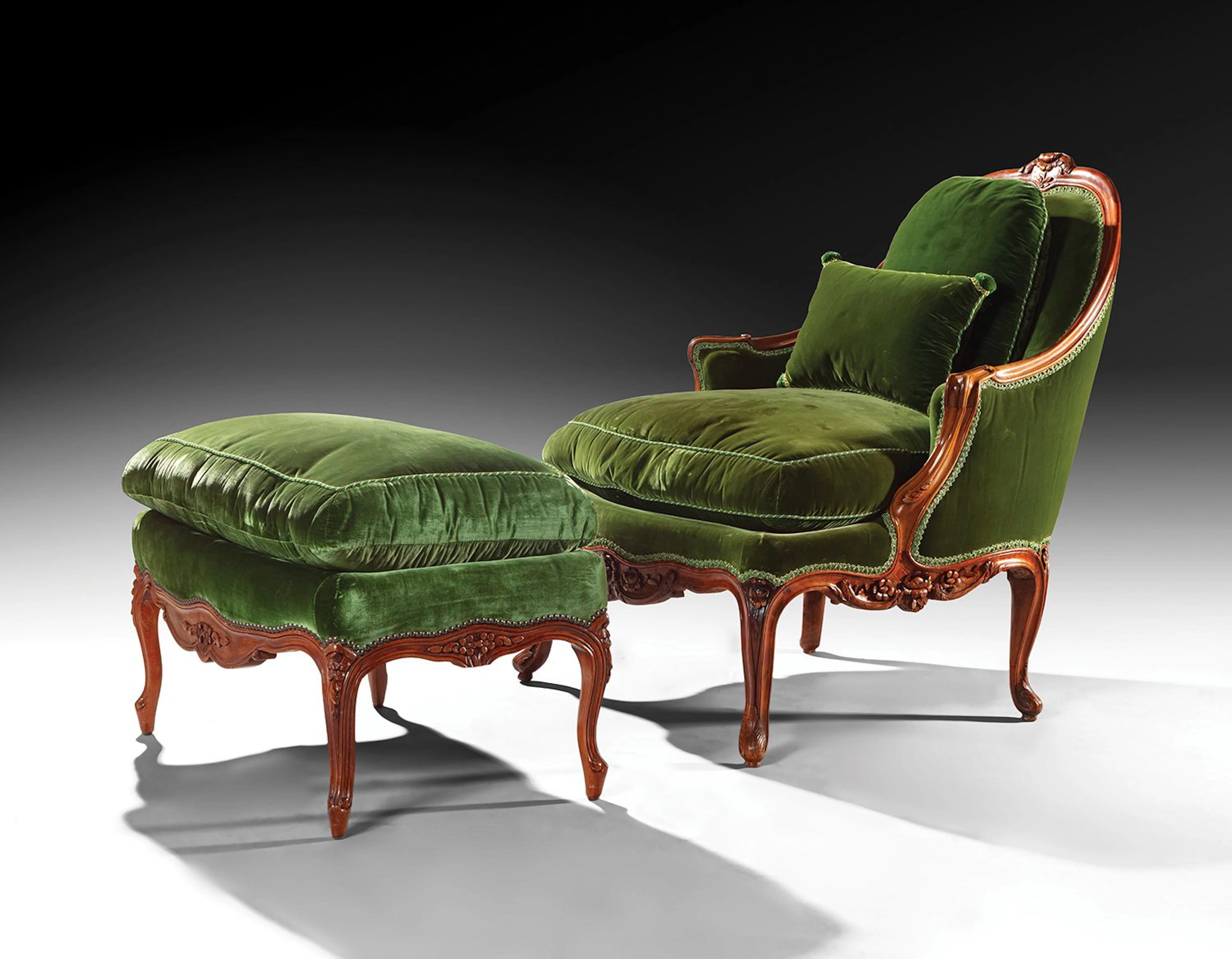 A two-piece broken duchesse chair made of natural wood, comp - Lot 40