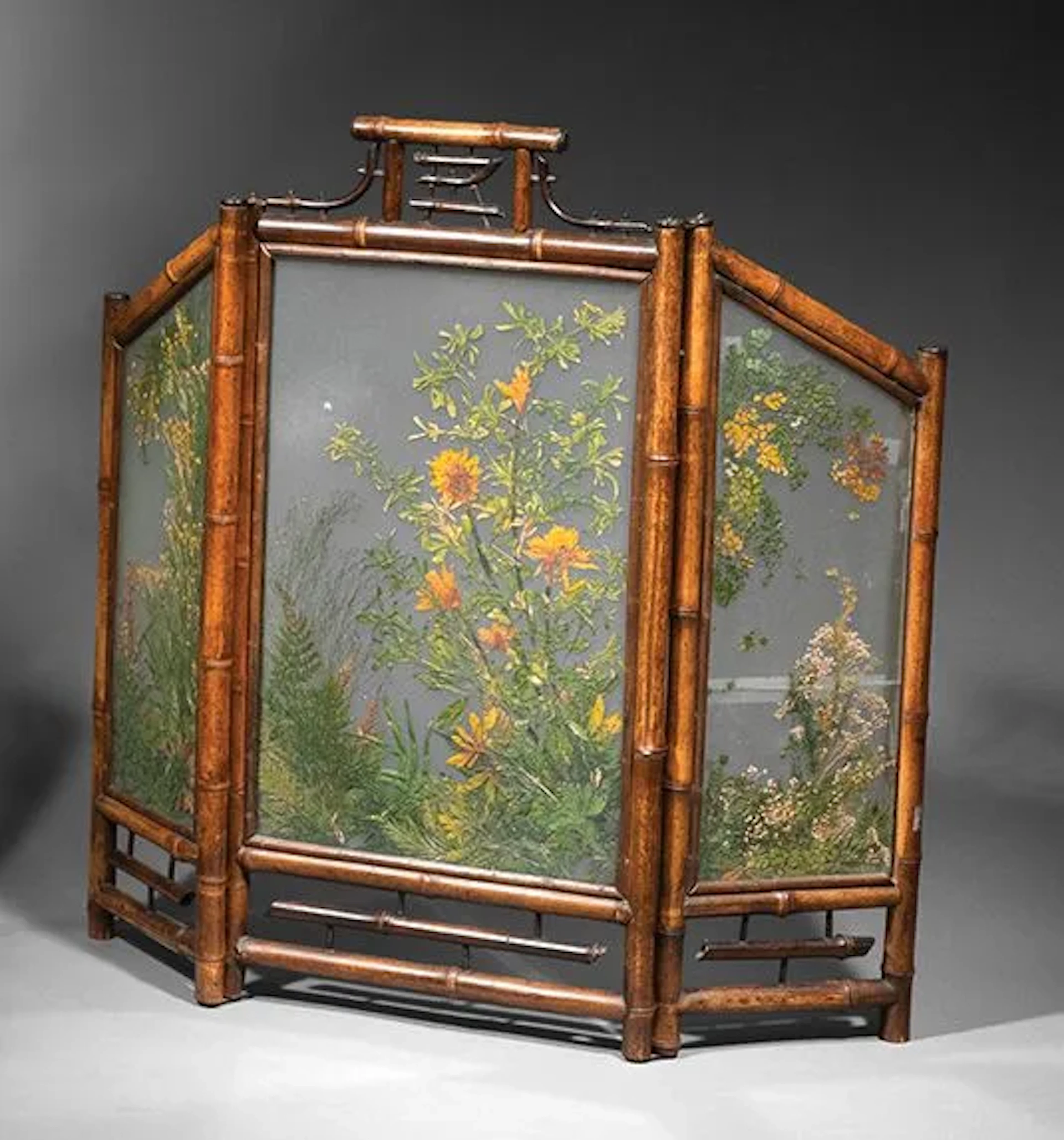 Three-panel wooden screen with a bamboo-like finish, featuri - Lot 56