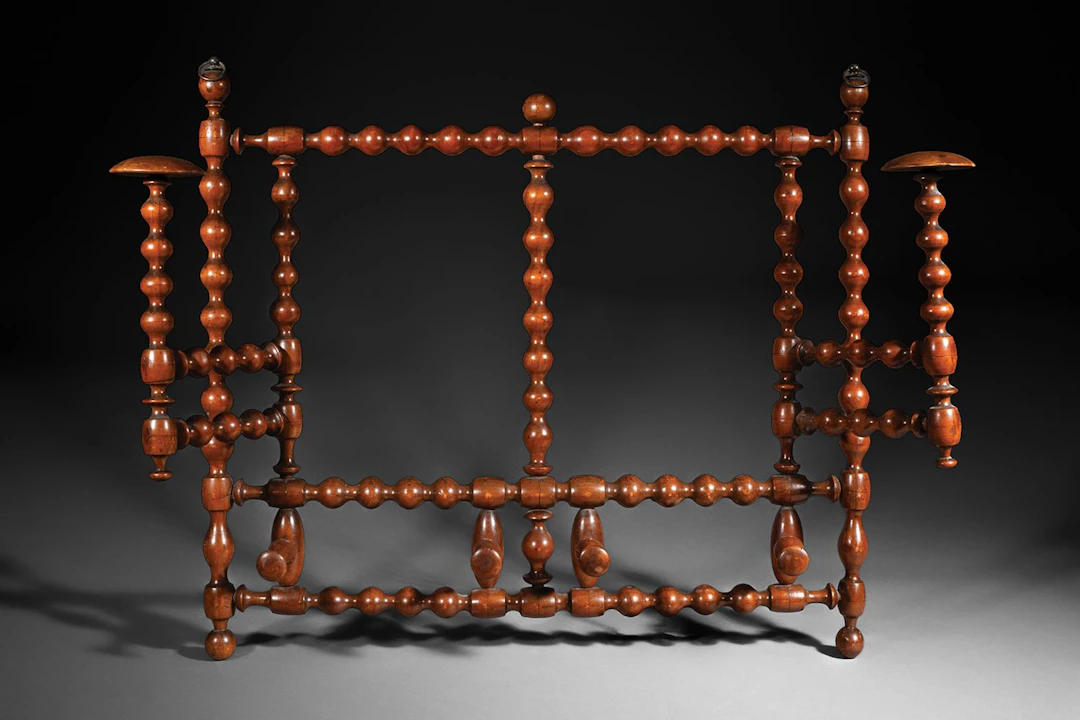 Folding coat rack made of turned walnut - Lot 217