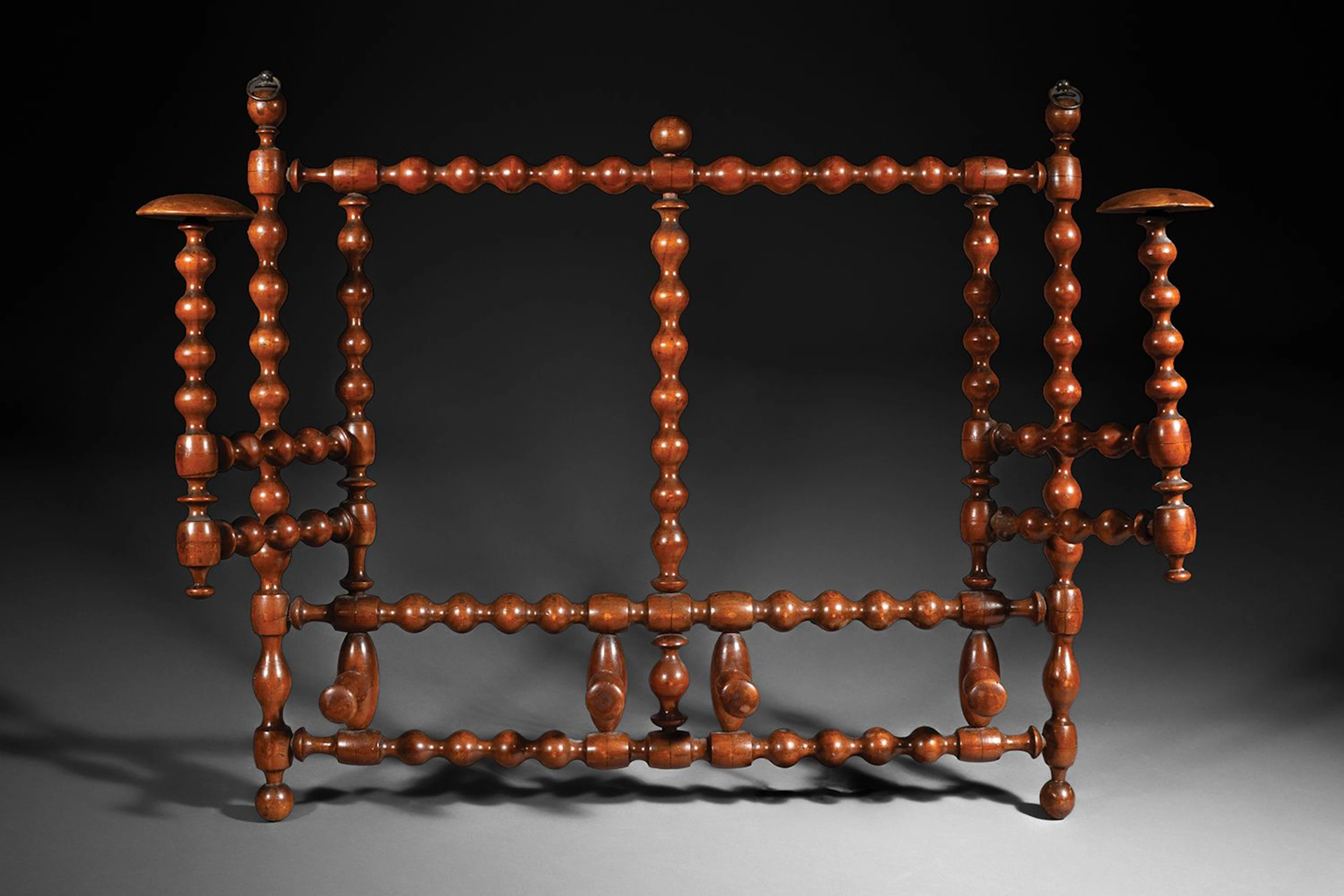 Folding coat rack made of turned walnut - Lot 217