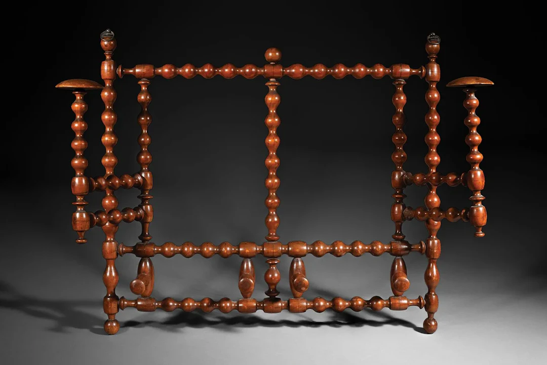Folding coat rack made of turned walnut - Lot 217