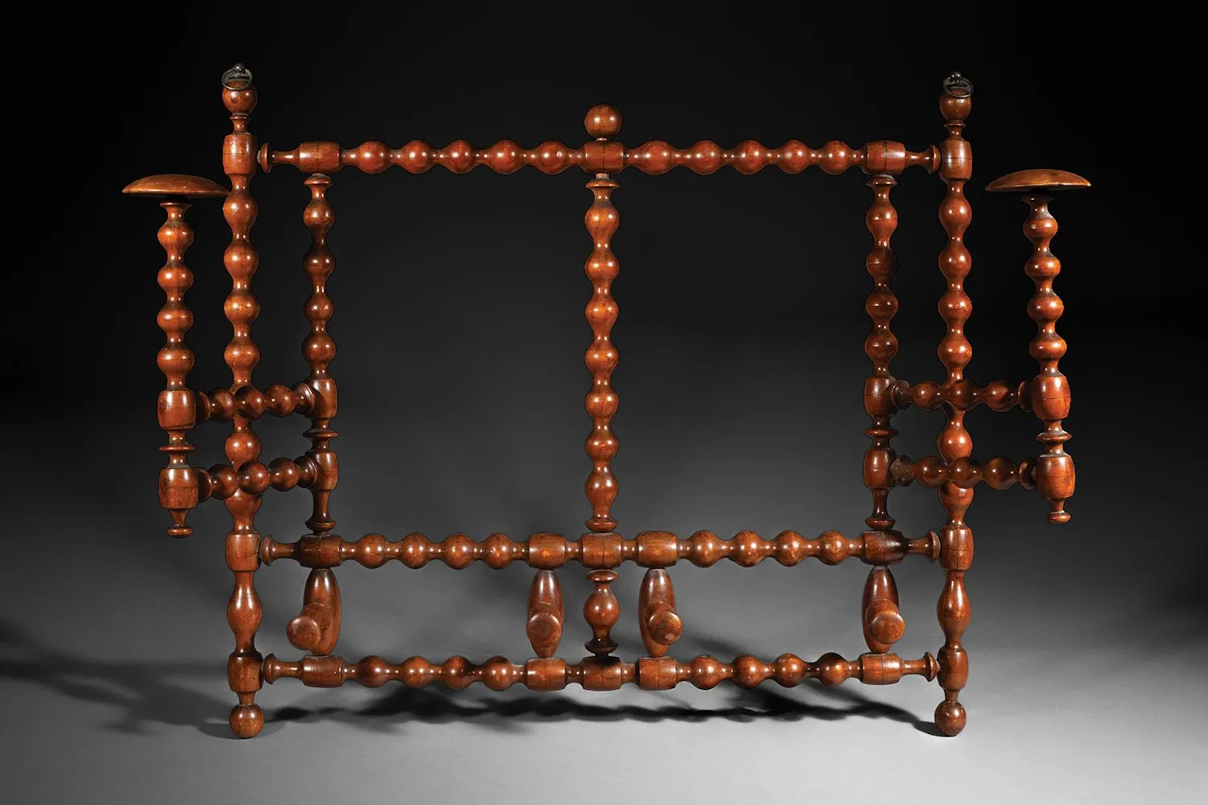 Folding coat rack made of turned walnut - Lot 217