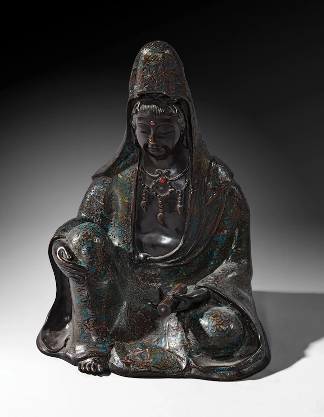 Chiseled bronze Guanyin with a brown patina, enamel decorati - Lot 189