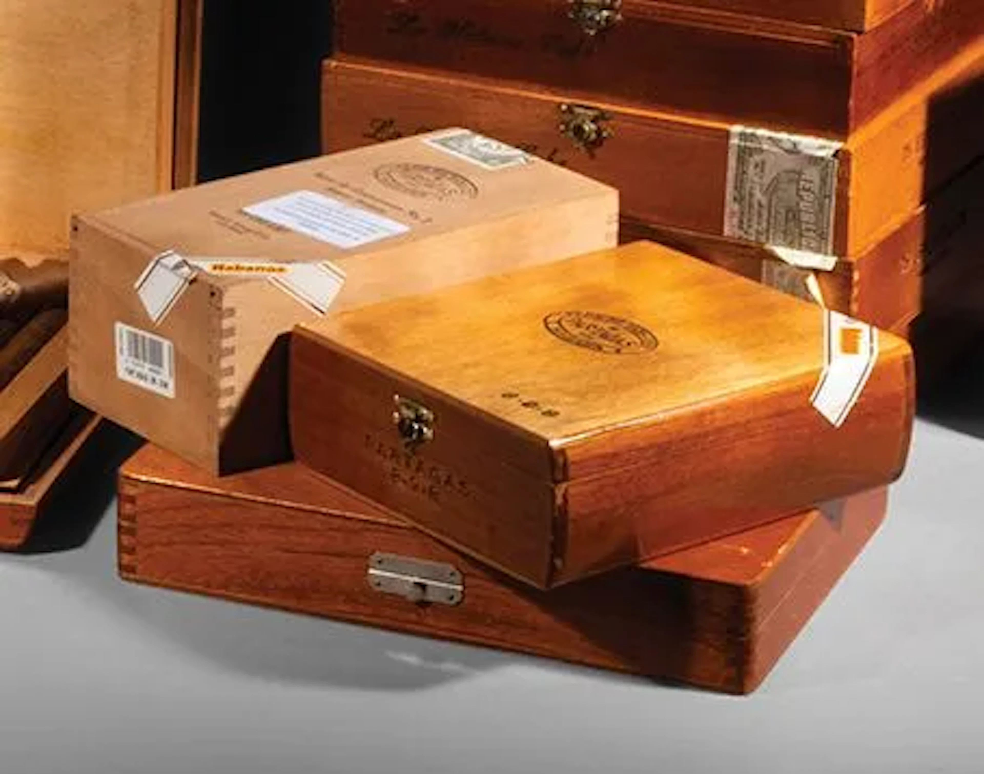 Wooden cigar box stamped "Partagas," model 8-9-8, containing - Lot 72