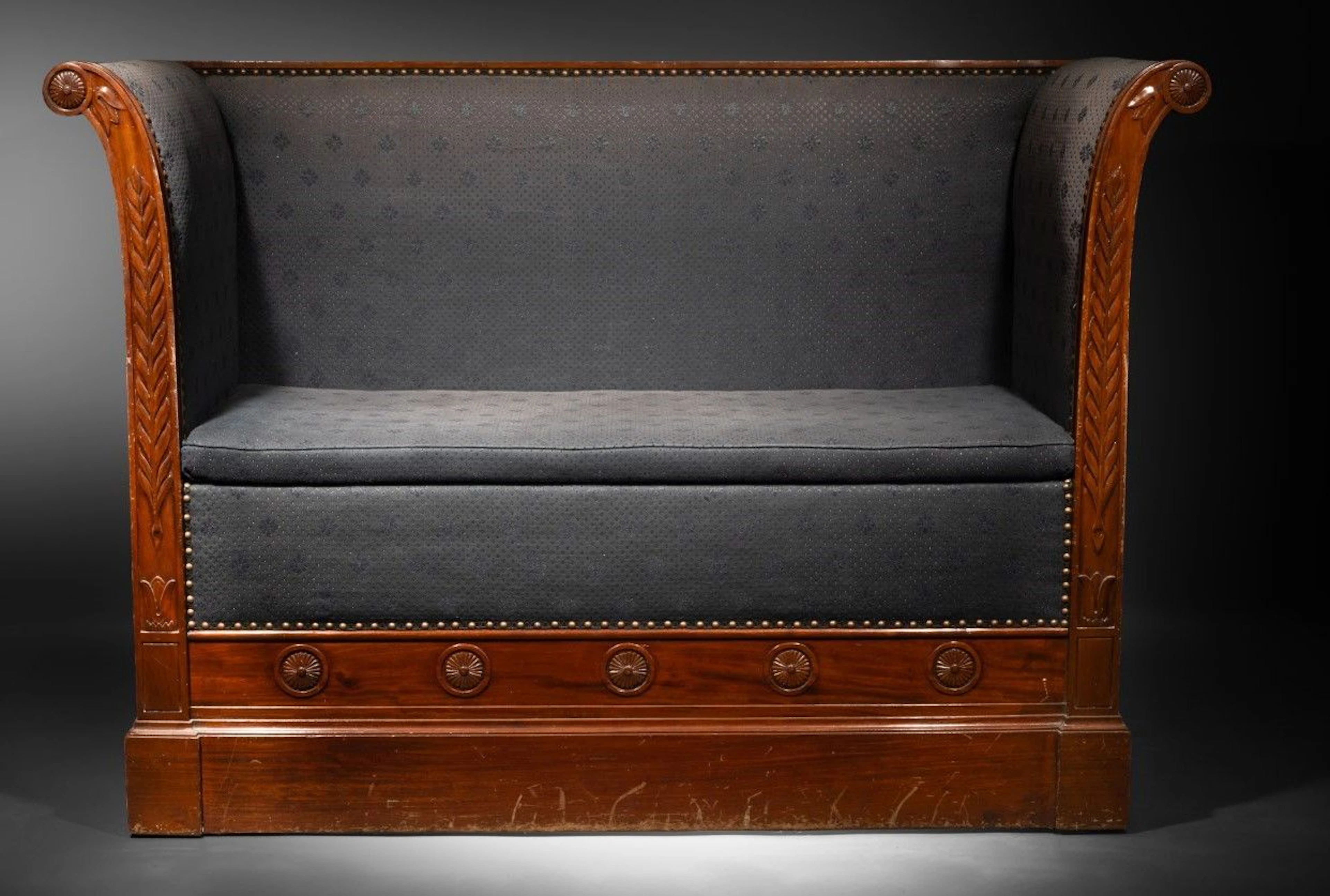 Mahogany and mahogany veneer sofa. Features two legs carved - Lot 167