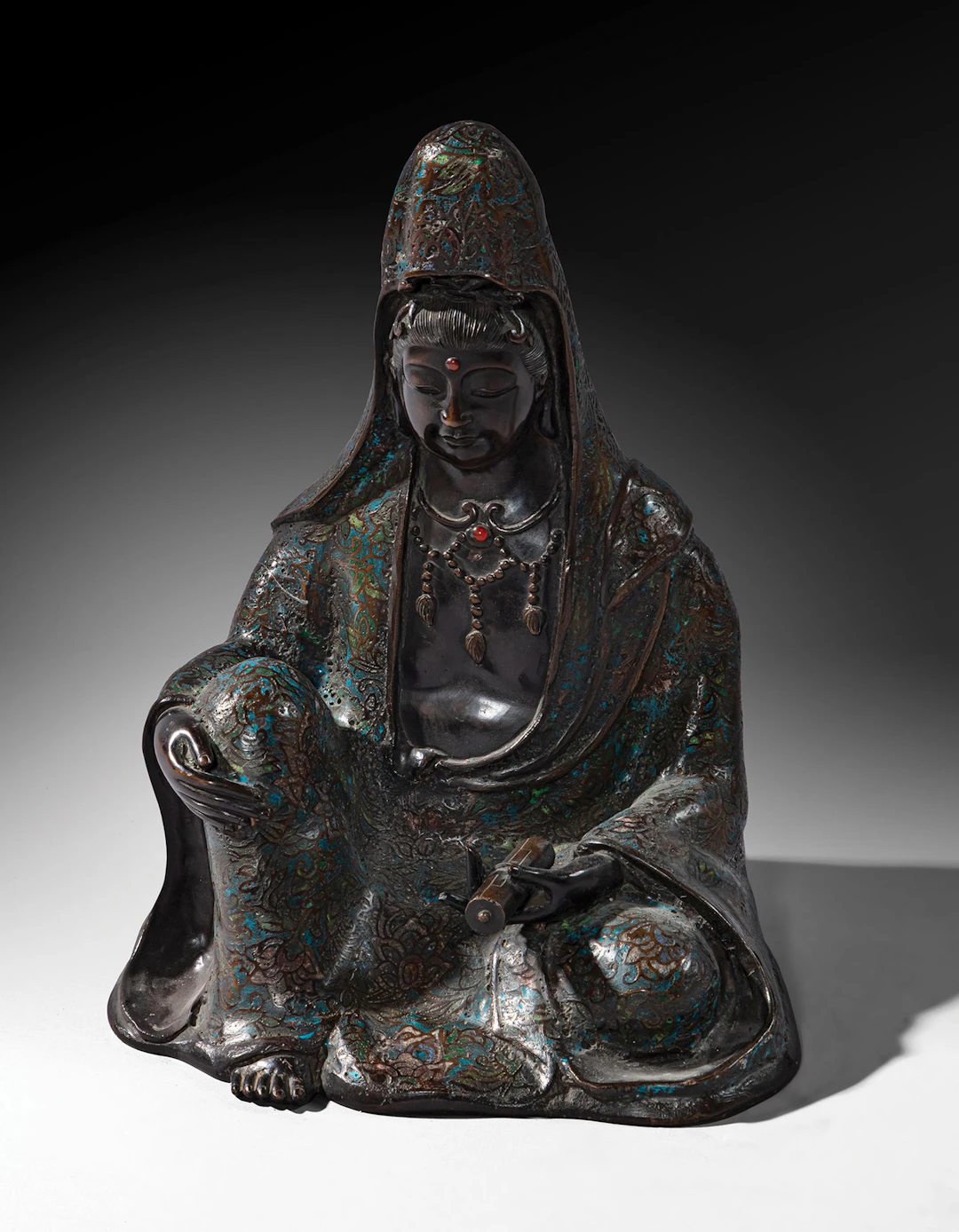 Chiseled bronze Guanyin with a brown patina, enamel decorati - Lot 189