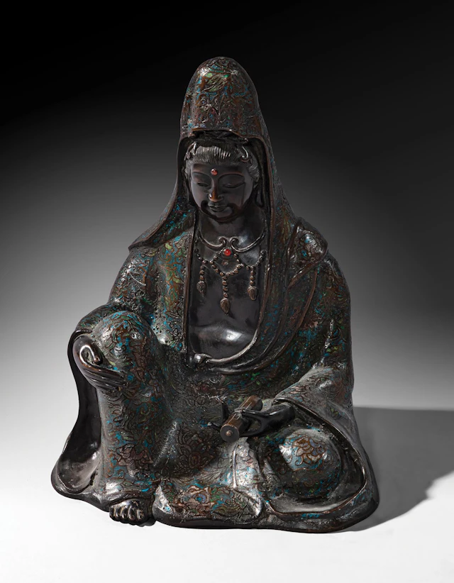 Chiseled bronze Guanyin with a brown patina, enamel decorati - Lot 189