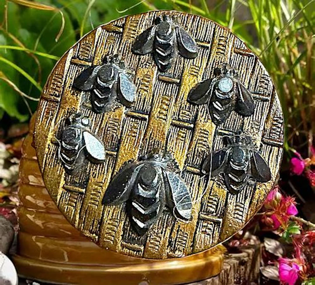 A DIVISION ONE PICTORIAL ANIMAL BUTTON