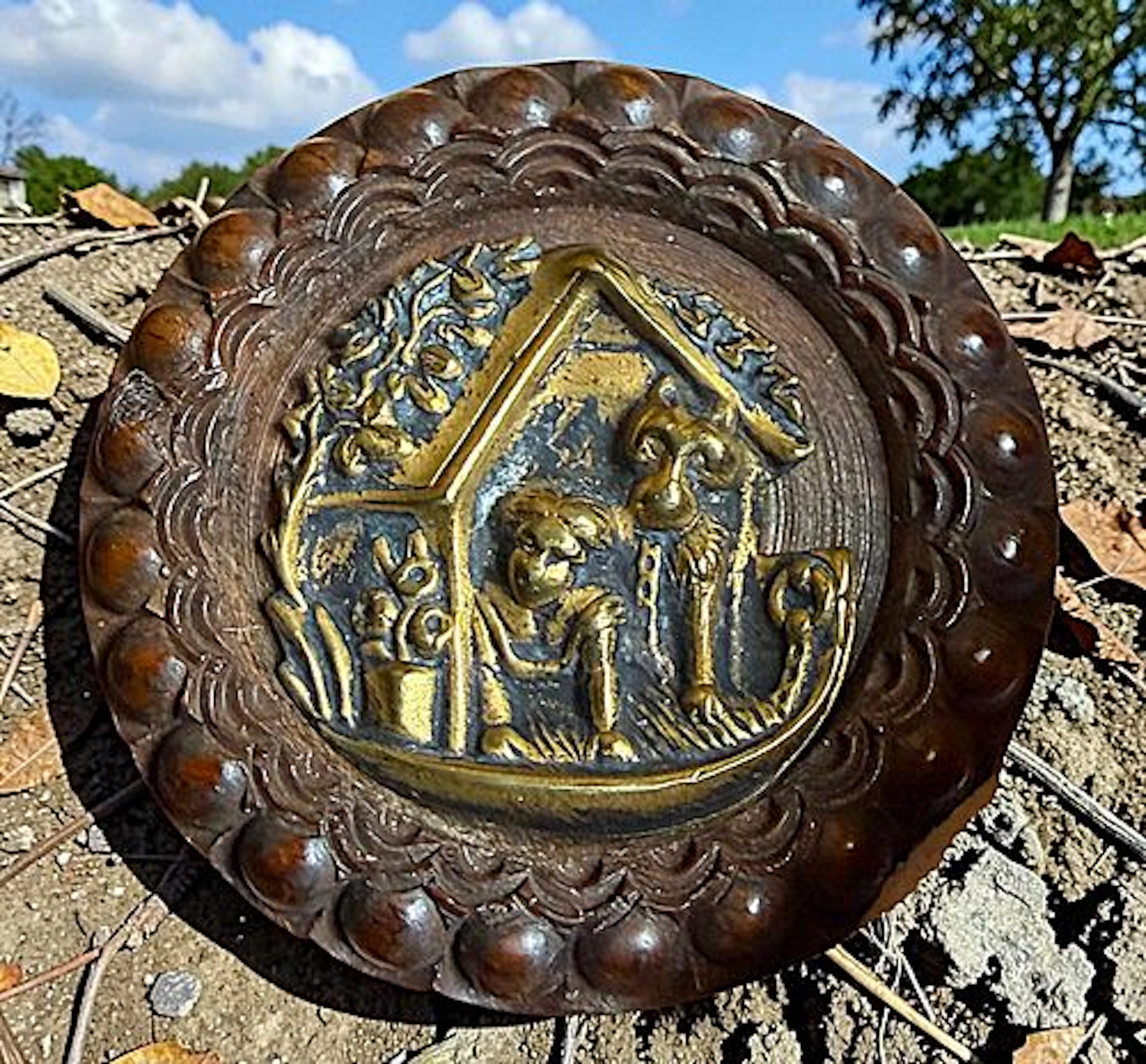 A DIVISION ONE WOOD AND BRASS PICTORIAL BUTTON