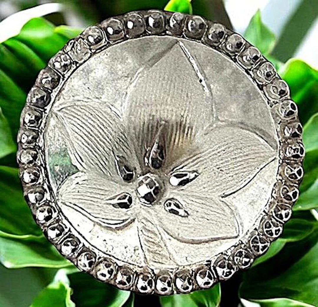A DIVISION ONE PICTORIAL LACY GLASS BUTTON