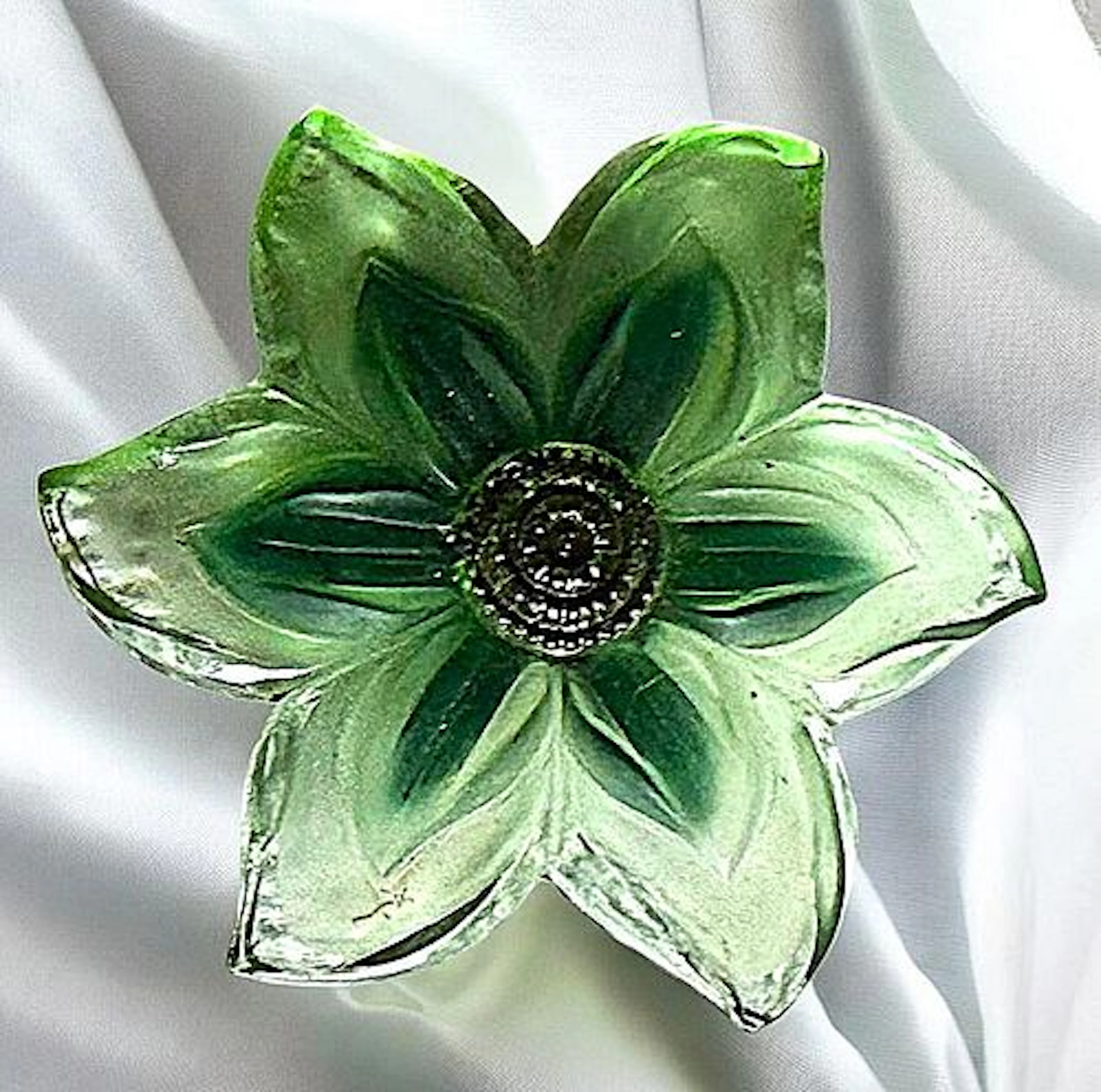 A DIVISION ONE PICTORIAL REALISTIC GLASS BUTTON