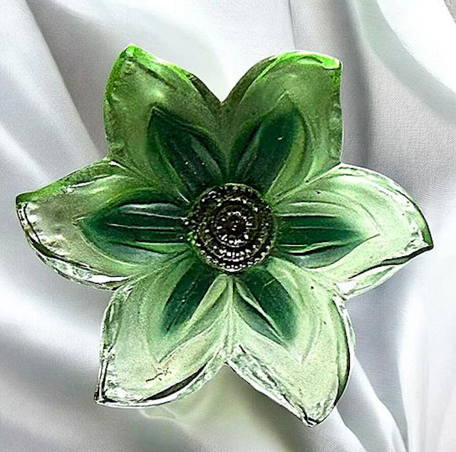 A DIVISION ONE PICTORIAL REALISTIC GLASS BUTTON