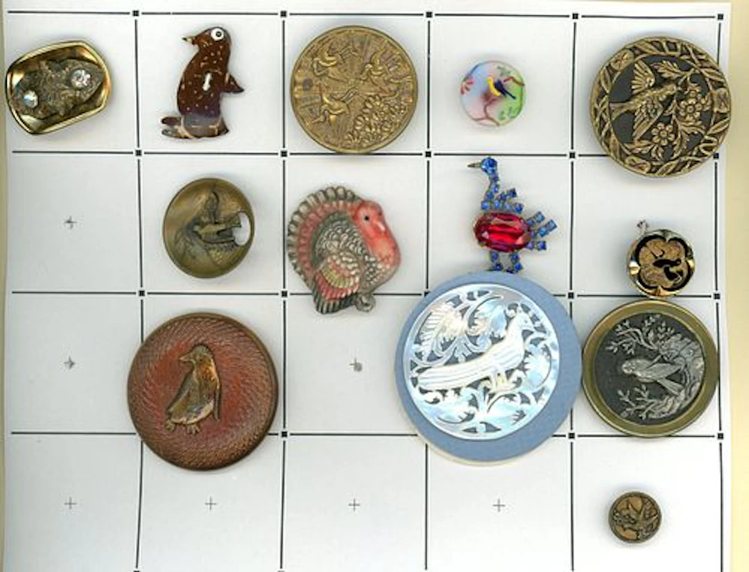 A PARTIAL CARD OF DIVISION 1 & 3 ASSORTED BIRD BUTTONS