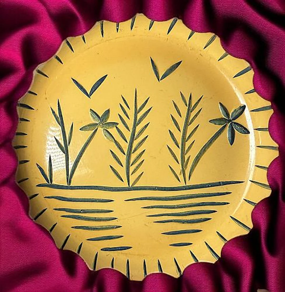 A DIVISION THREE PICTORIAL BAKELITE BUTTON