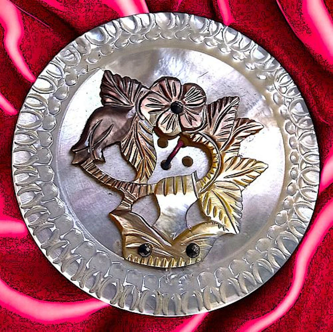 A DIVISION ONE PICTORIAL PEARL BUTTON