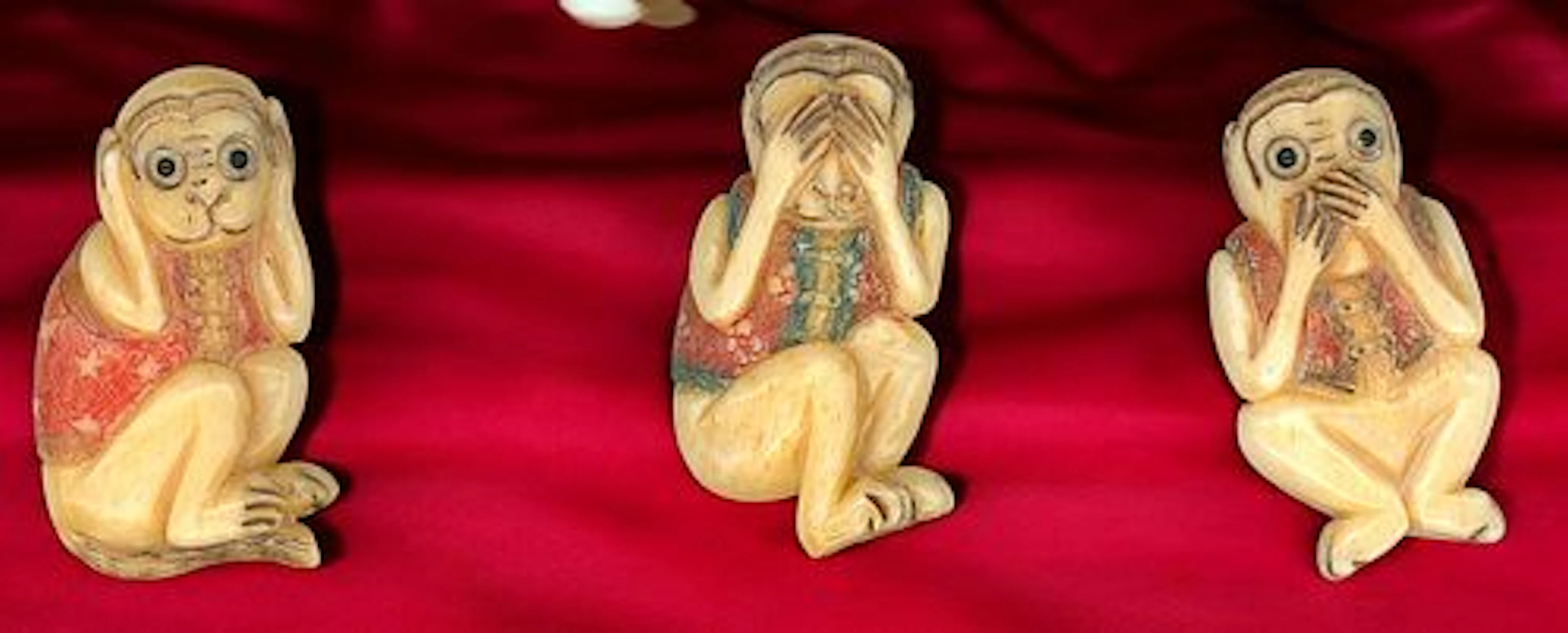 A SMALL CARD OF DIVISION THREE CARVED BONE BUTTONS