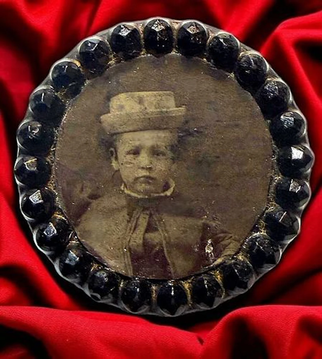 A VERY RARE DIVISION ONE PHOTOGRAPHIC BUTTON