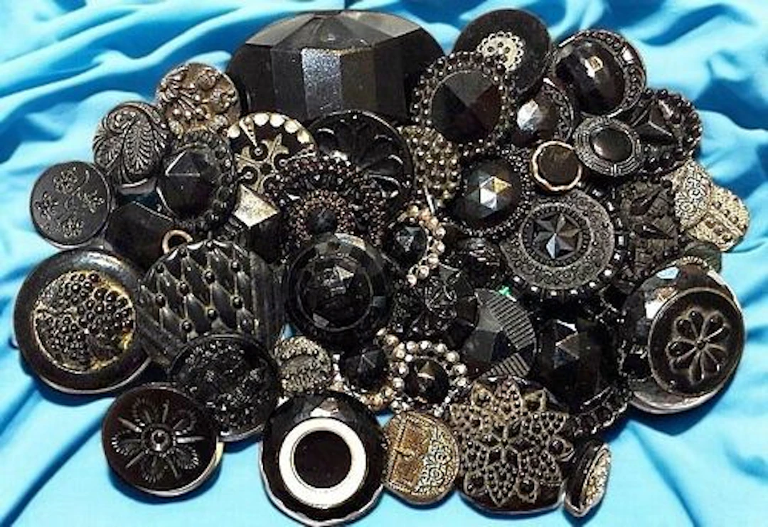 A BAG LOT OF DIVISION ONE & THREE ASSORTED BUTTONS