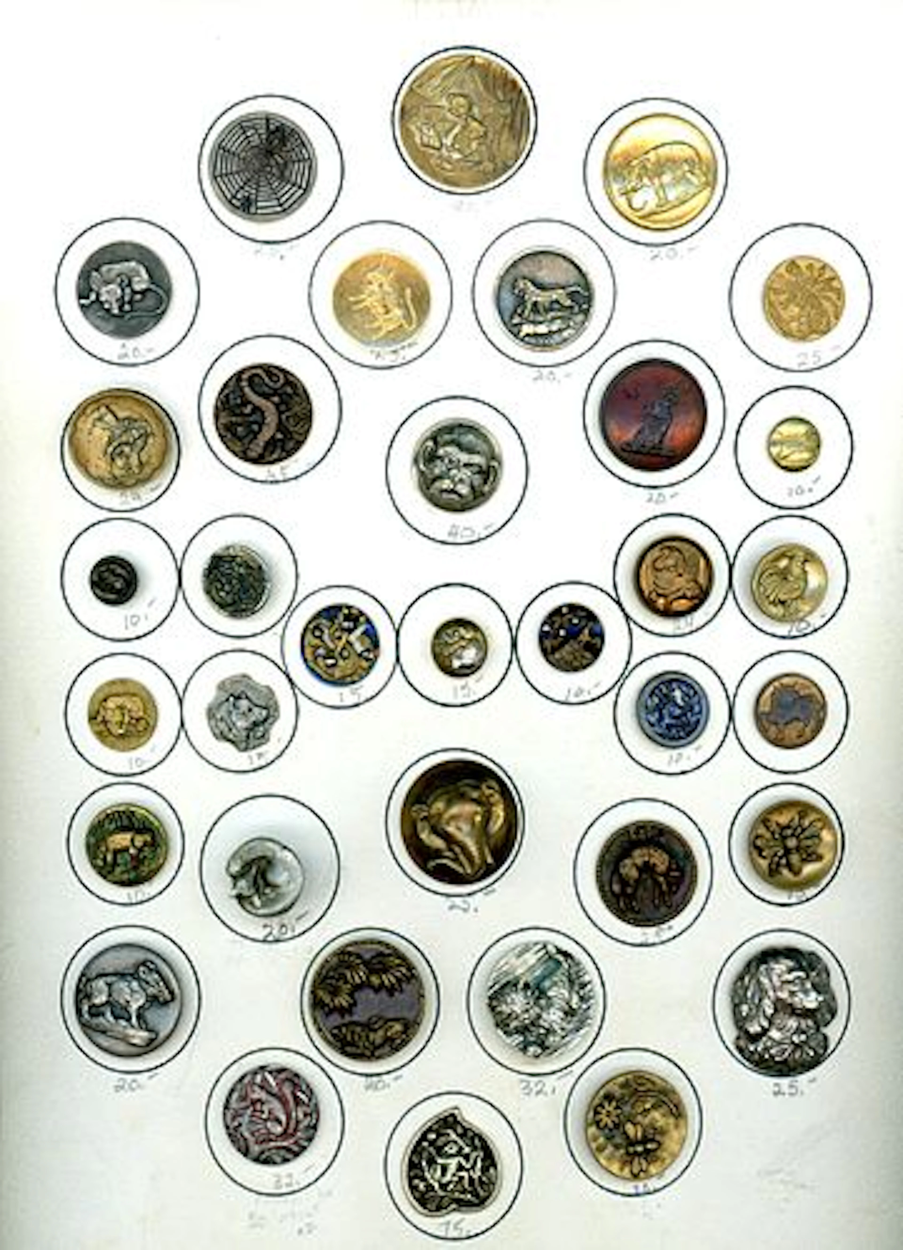A CARD OF DIVISI0ON ONE & THREE ASORTED ANIMAL BUTTONS