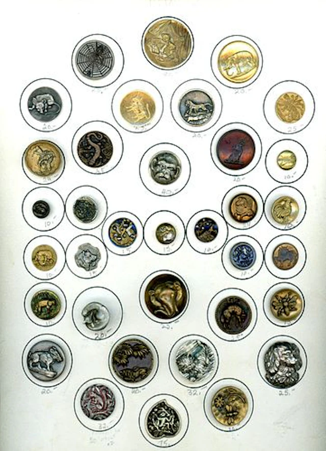 A CARD OF DIVISI0ON ONE & THREE ASORTED ANIMAL BUTTONS