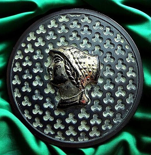 A DIVISION THREE PICTORIAL BLACK GLASS BUTTON