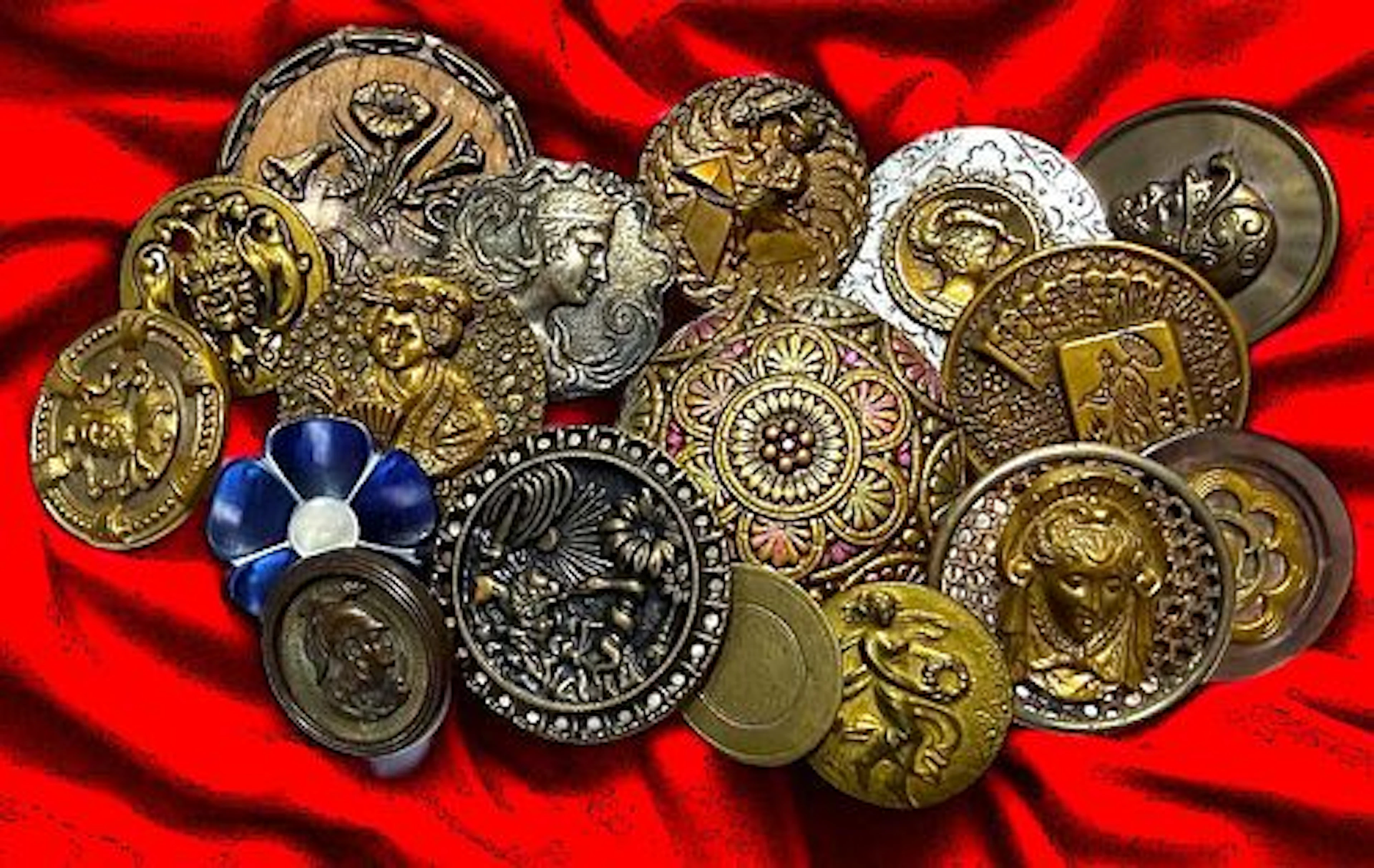 A BAG LOT OF DIVISION ONE METAL PICTURE BUTTONS