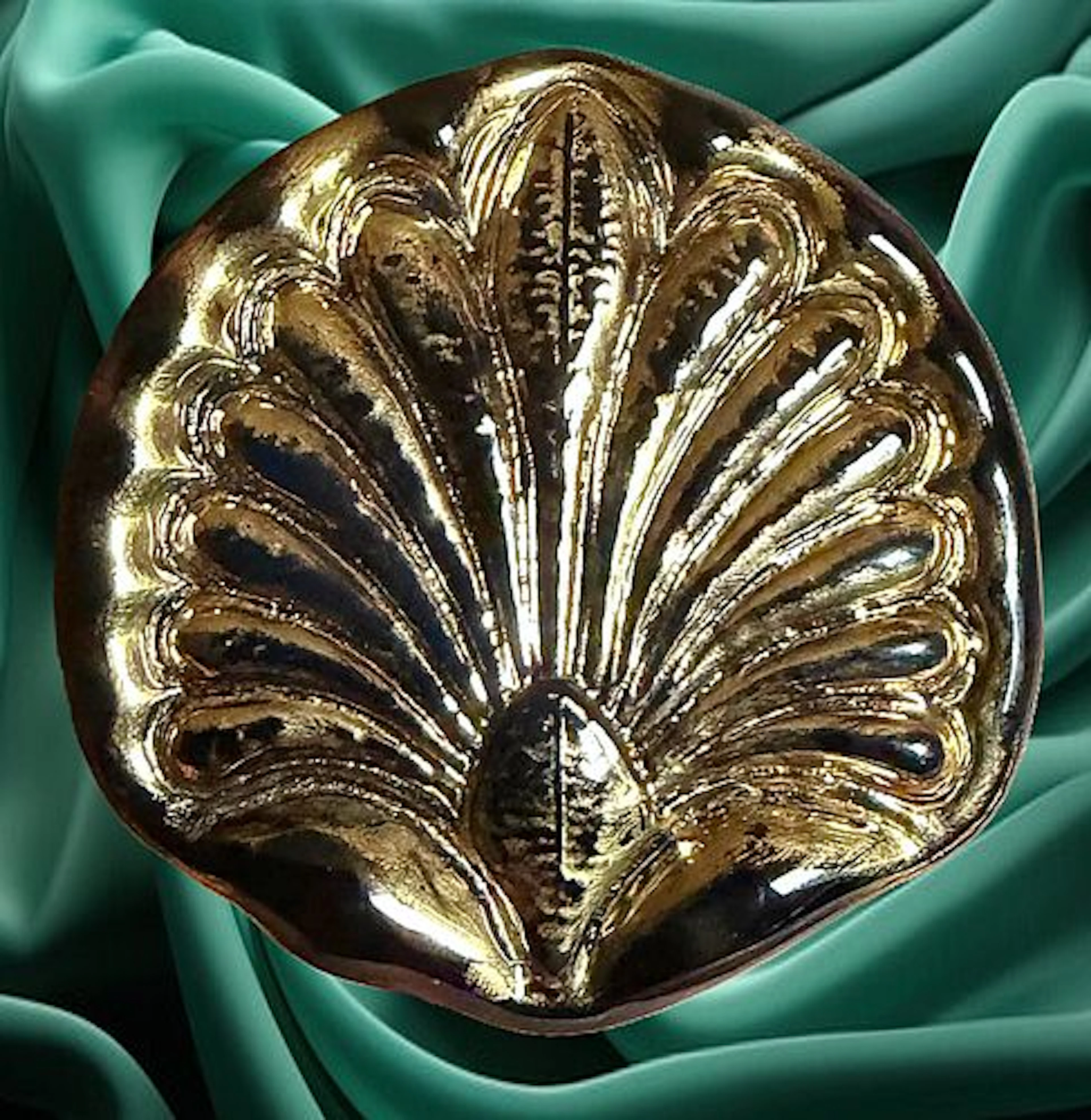 A DIVISION THREE ENGLISH BIMINI GLASS BUTTON