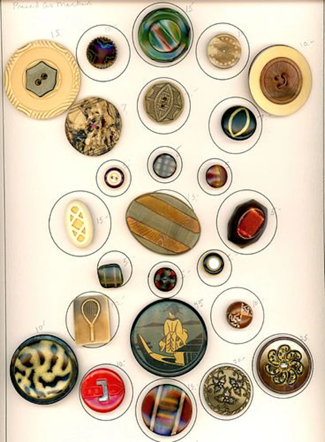 A CARD OF DIVISION ONE AND THREE CELLULOID BUTTONS