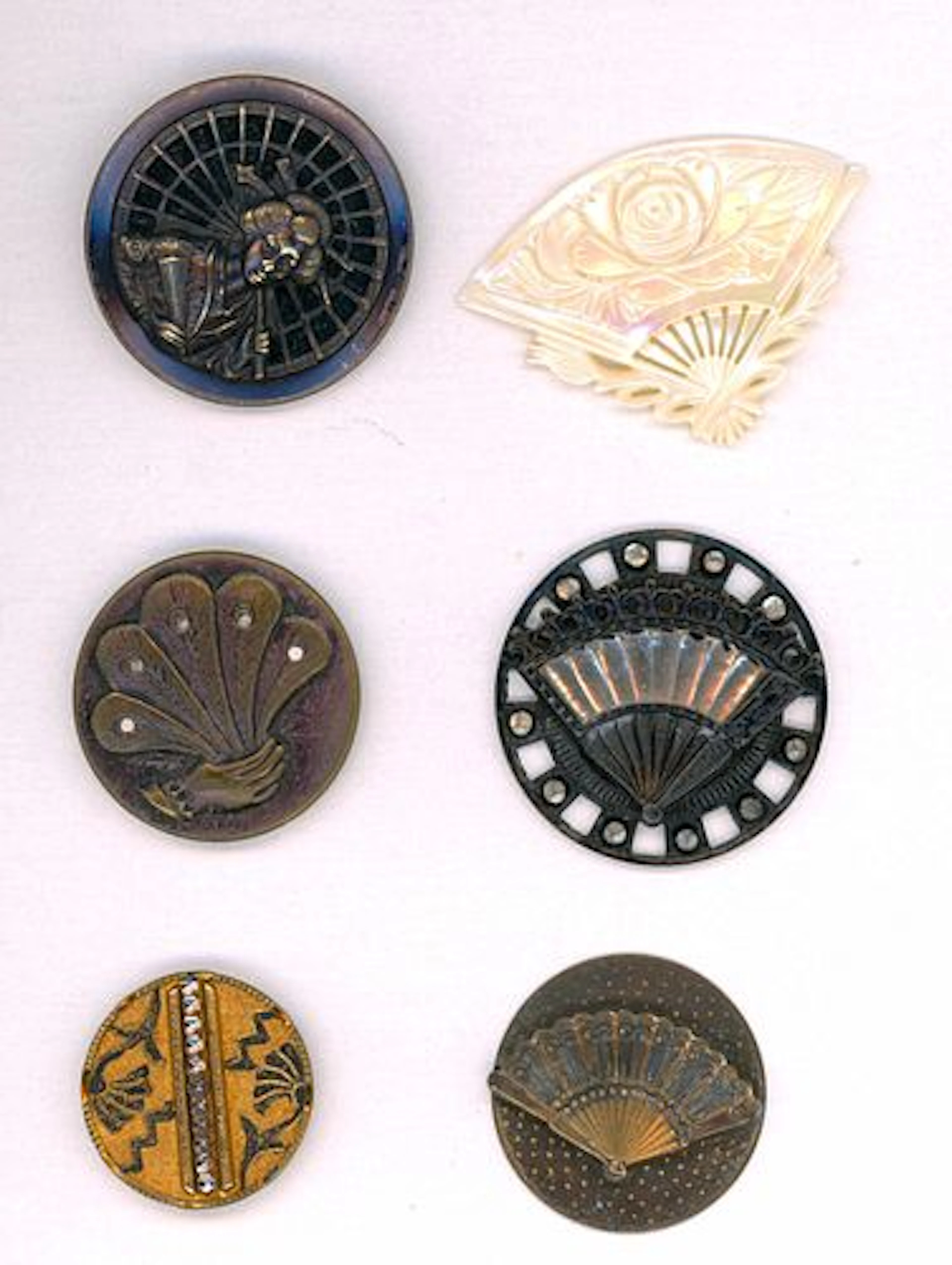 A SMALL CARD OF DIVISION 1 & 3 FAN BUTTONS