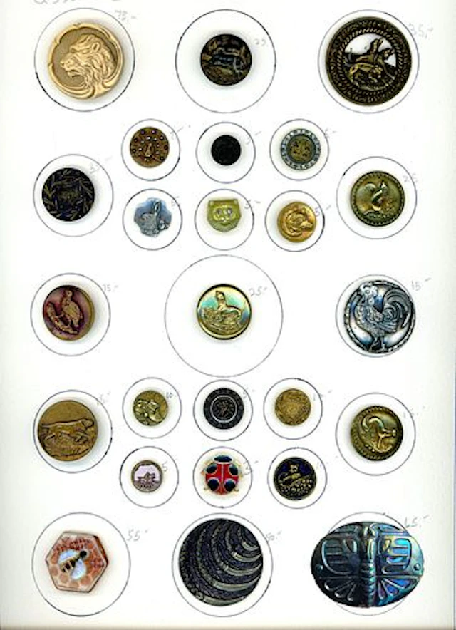 A CARD OF DIVISION ONE ASSORTED ANIMAL BUTTONS