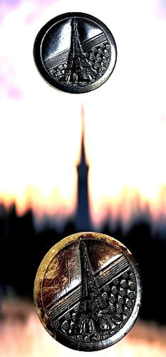 A SMALL CARD OF EIFEL TOWER BUTTONS